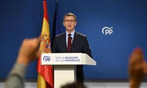 El líder del PP, Alberto Núñez Feijóo, en rueda de prensa ofrecida este jueves en la sede de la formación, en Madrid. — Fernando Villar / EFE