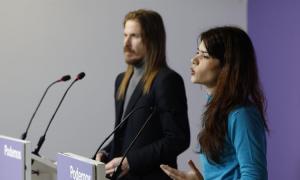 Isa Serra y Pablo Fernández, portavoces de Podemos, en la sede del partido. Imagen de archivo. — Chema Moya / EFE