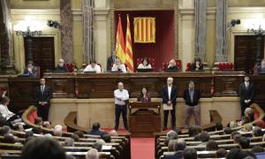 Oriol Junqueras, presidente de ERC, y Pere Aragonès, candidato a la presidencia de la Generalitat, se abrazan en su acto final de campaña. — Toni Albir / EFE