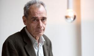 El doctor jubilado que se plantó ante los recortes de Ayuso: 'Confunden vocación con explotación'