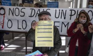 Trabajadores de Osakidetza ante ante el centro de salud del Antiguo, en San Sebastián, para protestar por 'la situación de colapso' que sufre la atención primaria en la sexta ola de la pandemia. — Javier Etxezarreta / EFE