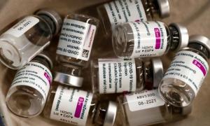 Una mujer recibe la tercera dosis de la vacuna contra el Covid-19, en el Hospital Enfermera Isabel Zendal. — Eduardo Parra / Europa Press