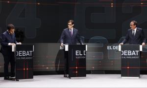 El candidato a la Presidencia del Gobierno, Ramón Tamames, acompañado del líder de Vox, Santiago Abascal, en una rueda de prensa para presentar la moción contra Sánchez. — Javier Lizón / EFE