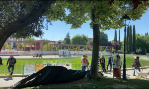 Personas desahuciadas del Edificio Dignidad viven en el parque Cuartel Huertas en Móstoles, a 24 de abril de 2024. — Público