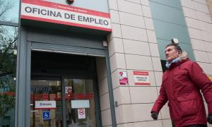 Una persona camina frente a la entrada de una oficina de empleo en Madrid. Imagen de archivo. — Jesús Hellín / Europa Press