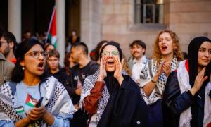 Estudiantes protestan contra el genocidio de Israel en Gaza en la Universitat de Barcelona. — Kike Rincón / Europa Press