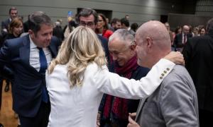 El vicepresidente primero de la Xunta Francisco Conde abraza a Alfonso Rueda en su investidura, mientras Feijóo consulta la hora en su reloj. — Partido Popular