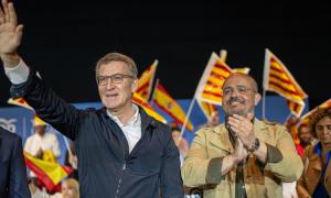 Pedro Sánchez saluda al candidato del PSC a la presidencia de la Generalitat, Salvador Illa, durante el acto final de campaña de las elecciones catalanas del 14F. — EFE