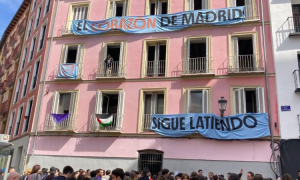 Un hombre porta una bandera a favor del acercamiento de los presos a cárceles vascas en una imagen de archivo. — Eduardo Sanz / EUROPA PRESS