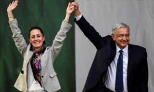 Pedro Sánchez y Yolanda Díaz rubrican el acuerdo de Gobierno entre PSOE y Sumar en el Museo Reina Sofía de Madrid. — Eduardo Parra / Europa Press