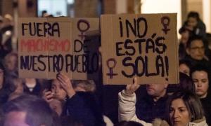 Antidisturbios cargan contra manifestantes en el aeropuerto de El Prat en 2019. - Quique García (EFE) 