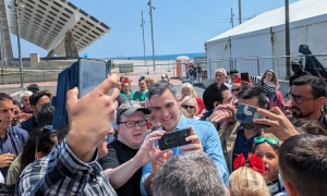 El presidente nacional del PP, Pablo Casado, en su visita a una quesería de Matadeón de los Oteros (León) este jueves. — David Mudarra