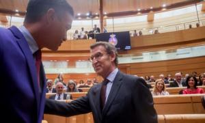 Pedro Sánchez saluda a Alberto Núñez-Feijóo en el Senado. — Ricardo Rubio / Europa Press