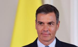 Jordi Puigneró entra al hemiciclo del Govern de Catalunya acompañado del president del grupo parlamentario de Junts, Albert Batet, a 27 de septiembre de 2022. — Job Vermeulen / ACN