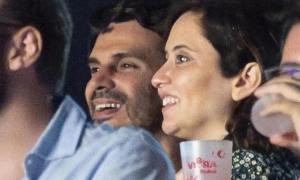 Antonio Muñoz, candidato del PSOE en Sevilla, se hace una foto con dos simpatizantes durante un acto de campaña. — Joaquín Corchero / Europa Press