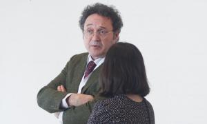 El director de la Oficina Antifrau de Catalunya, Miguel Ángel Gimeno, y Lourdes Parramon, jefa de Relaciones Institucionales de la entidad, en la presentación del Barómetro 2022, el 14 de diciembre de 2022. — Agencia Antifrau de Catalunya