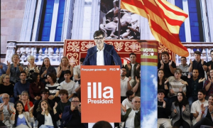 Gonzalo Pérez Jácome celebra el resultado electoral el pasado domingo en la sede de Democracia Ourensana. — Brais Lorenzo / EFE