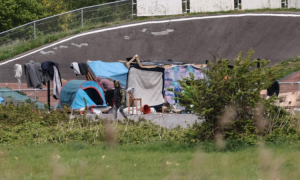 Un grupo de migrantes acampa a las afueras de la ciudad fronteriza de Calais, en Francia, a 23 de abril de 2024. — Denis Charlet / AFP