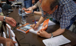 Los secretarios generales de CCOO y UGT, Unai Sordo (i) y Pepe Álvarez (d), presentan el calendario de movilizaciones en los próximos meses para la subida de salario, este miércoles, en Madrid. — Fernando Alvarado / EFE