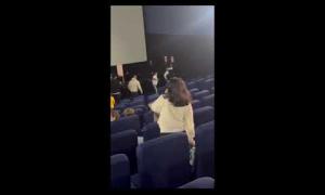 Dos personas se pelean durante la proyección de una película en un cine