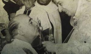 Unos sacerdotes rezan para que el papa 'pueda ir al cielo cuanto antes'